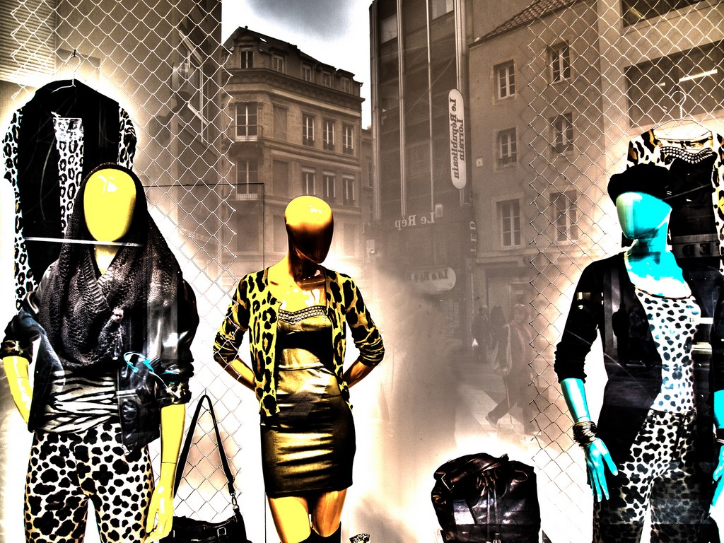 ART PHOTO The facelessness of consumer society